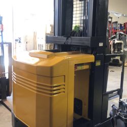 Caterpillar Order Picker Forklift 