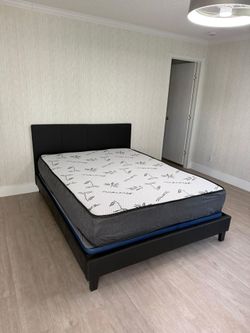 Cama Queen negra con el colchón incluído