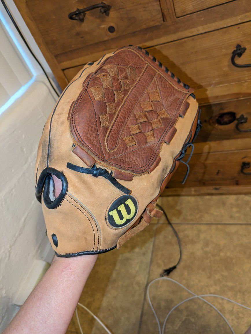 Wilson 14' Left Handed Leather Softball Glove
