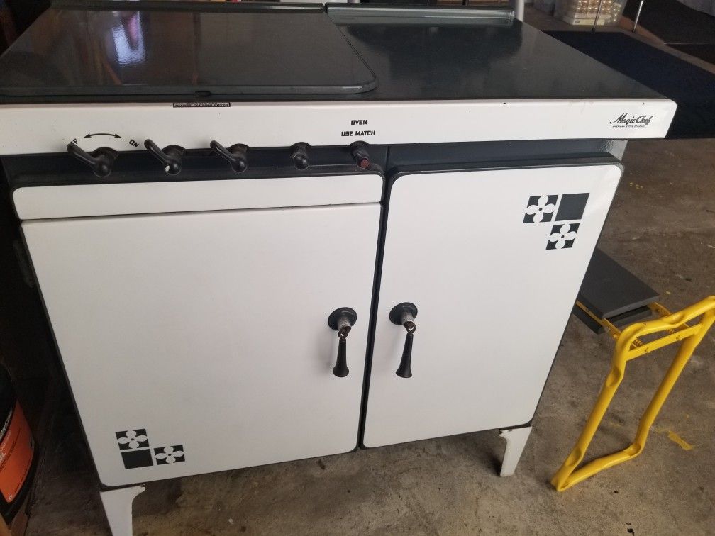 VINTAGE GAS STOVE