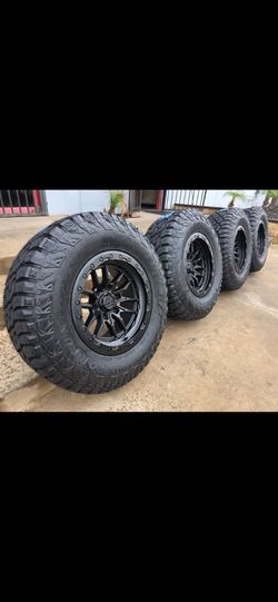 17" LOCK Krawler w/ 33" RT tires