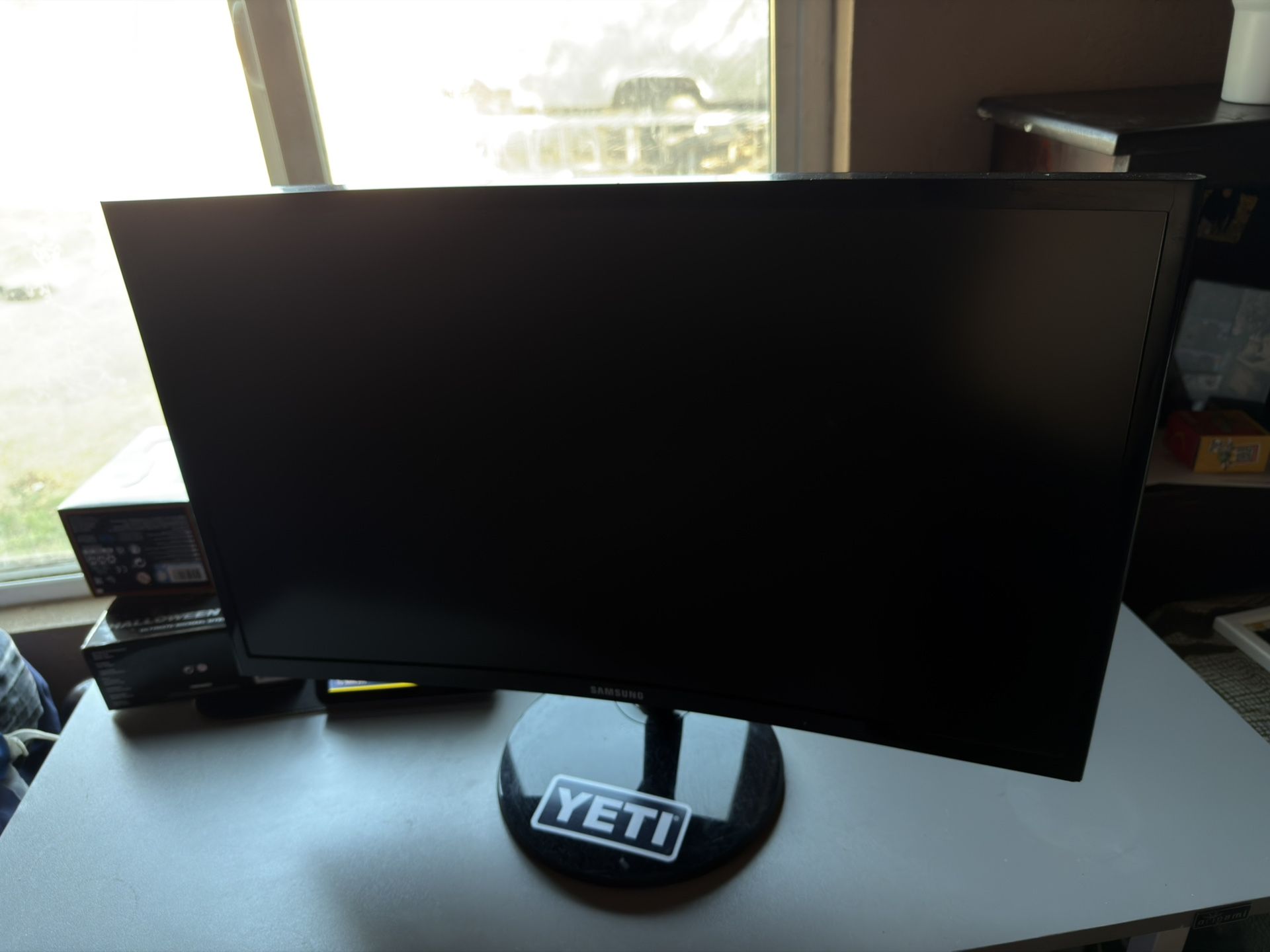 Samsung - 390C Series 24" LED Curved FHD AMD FreeSync Monitor (HDMI, VGA) - Black