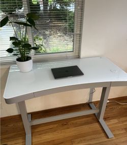 Tresanti Adjustable Height Sit/Stand Tech Desk