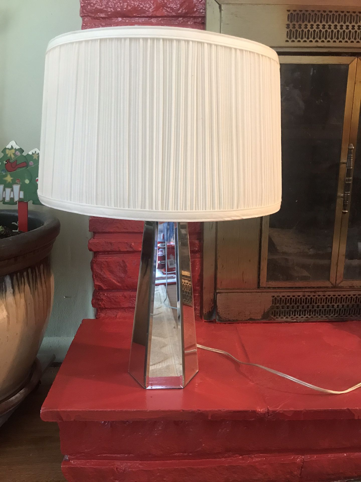 Mirrored base lamp