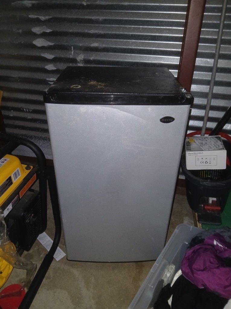 Sanyo Mini Fridge