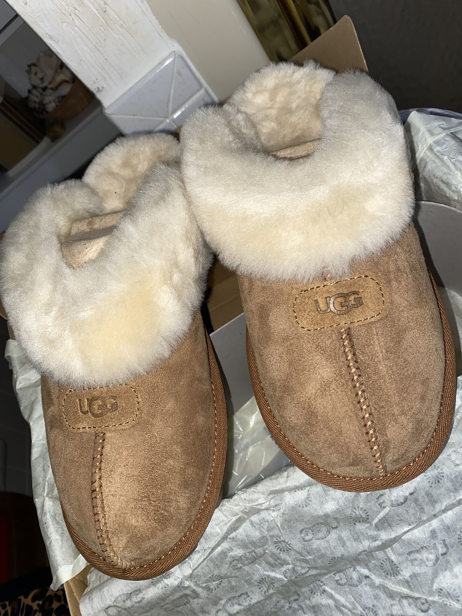 NEVER WORN UGG SLIPPERS