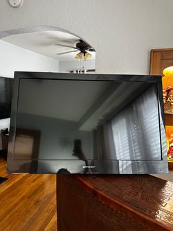Emerson 32” 720p LCD HDTV + Wall-Mount Brackets LC320EM2