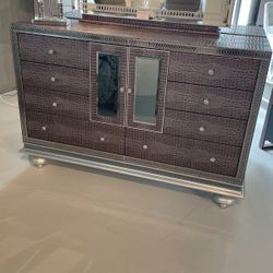 Glam Dresser