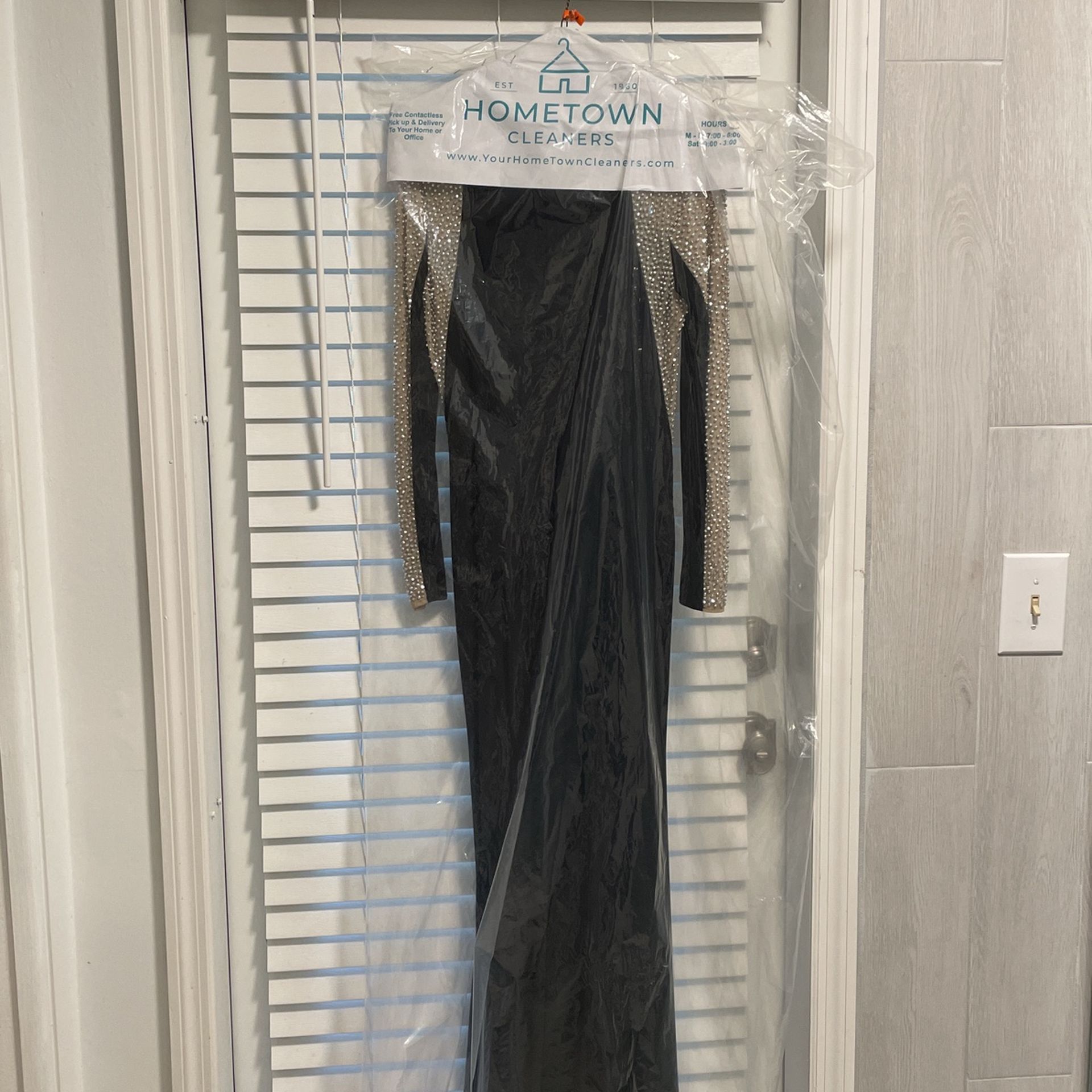 Gorgeous fabric this is an extremely high-end event type dress very flattering on