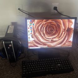 Pc Computer System Includes Keyboard & Headphones