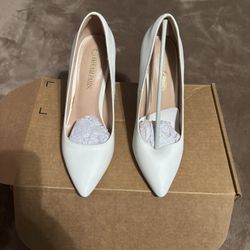 Zapatos De Tacón De Mujer Usados Pero En Buenas Condiciones Solo Los Use Una Vez En Mi Cumpleaños Son Sais 7/5 Estan Muy Bonitos $10 