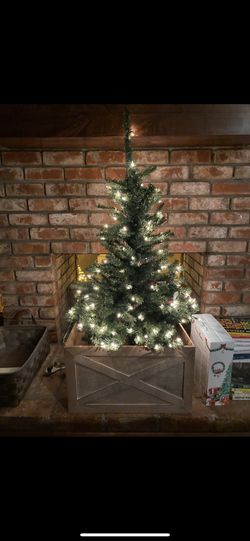 French Collapsable Wood Tree Skirt 