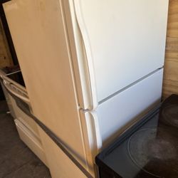 Appliance Set / Fridge, Dishwasher And Range