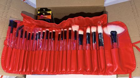22 piece makeup brush set brand new in Red