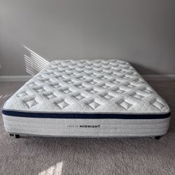 Helix Midnight, Queen, Cover: GlacioTex Pillow Top, Top Layer: Standard Layer Like New, Perfect Condition