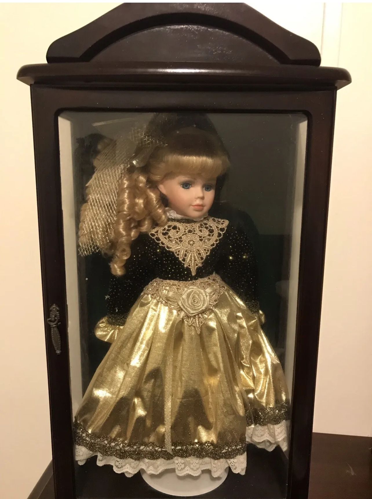 Lot of 4 Wood case Victoria Dolls