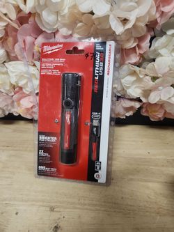 Milwaukee
800 Lumens LED USB Rechargeable Fixed Focus Flashlight