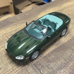 Maisto 1/18 Scale Diecast 0408 - Jaguar XK8 - Green Car Model