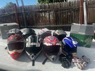 8 off-roading helmets and 2 gloves