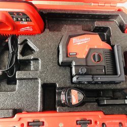 Milwaukee M12 12-Volt Lithium-Ion Cordless Green 125 ft. Cross Line and Plumb Points Laser Level Kit with 3.0 Ah Battery