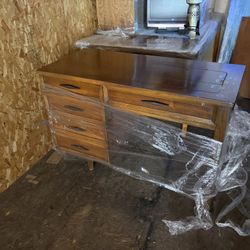Vintage Singer Sewing Machine With Drop Down Table