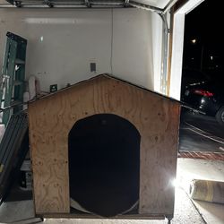 HUGE/ BIG DOG HOUSE ON WHEELS