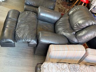 LAZY BOY SOFAS. (2)