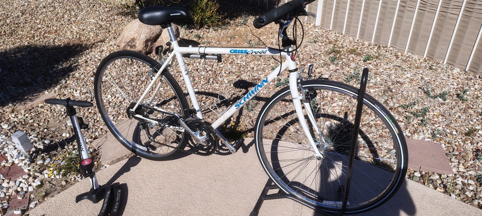 Schwinn Criss Cross Hybrid 20" frame w pump and set of innertubes