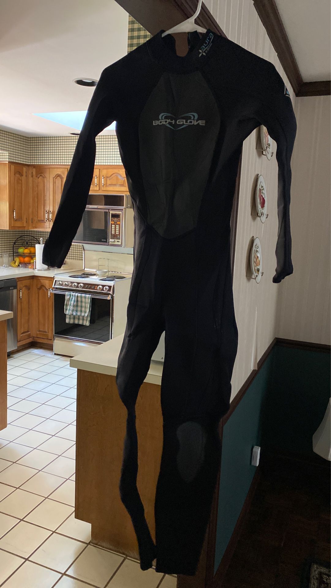 Aura 3.2 mm women’s Body Glove wet suit size 9-10