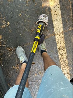 Easton 33 in. Bat With Evoshield Elbow Guard