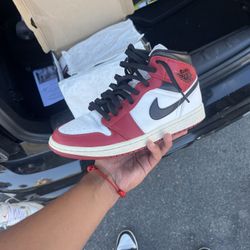 Jordan 1 Chicago Mid Size 9.5 TRADES Accepted