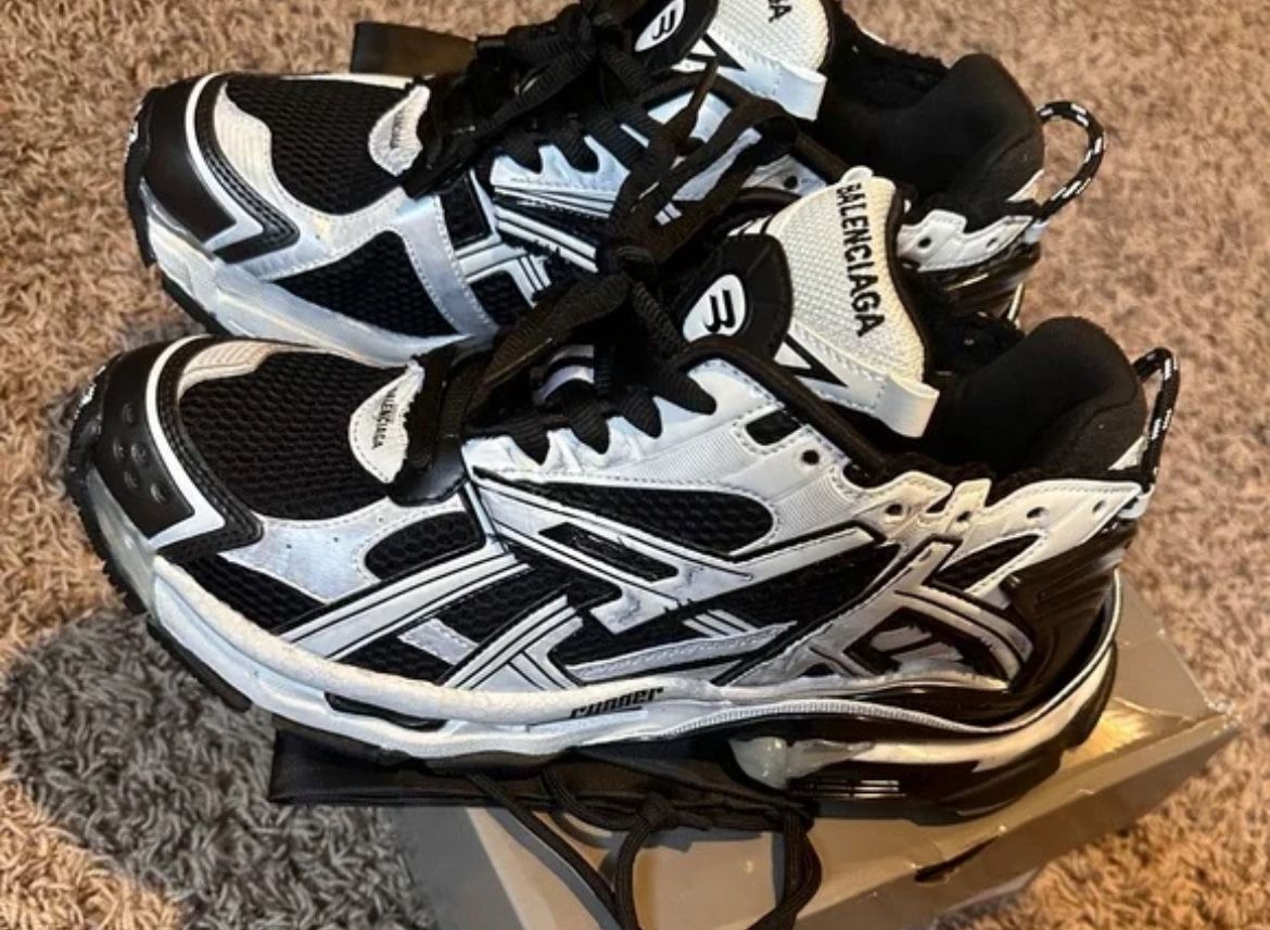 White And Black Balenciaga Runners ( ALL Sizes: 35 36 37 38 39 40 42 42 43 44 45 46)