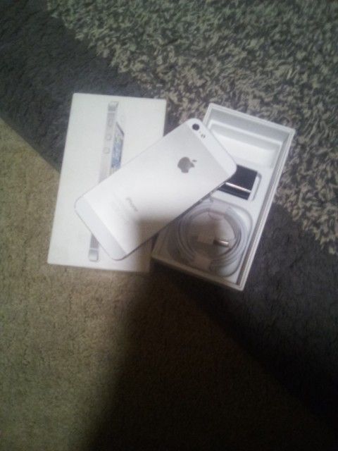 iPhone 5 With Charger N Box