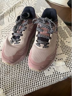 Tennis shoes size 8 like new!