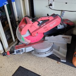 Milwaukee Sliding Compound Miter Saw 