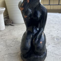 Sculpture of a kneeling female figure