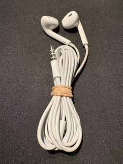 Apple EarPods With A 3.5mm Headphone Plug Compatible With Various Apple Devices, Including Older iPhone Models, iPads, and iPods