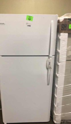 Frigidaire White Top Freezer Refrigerator 🔥 XS75