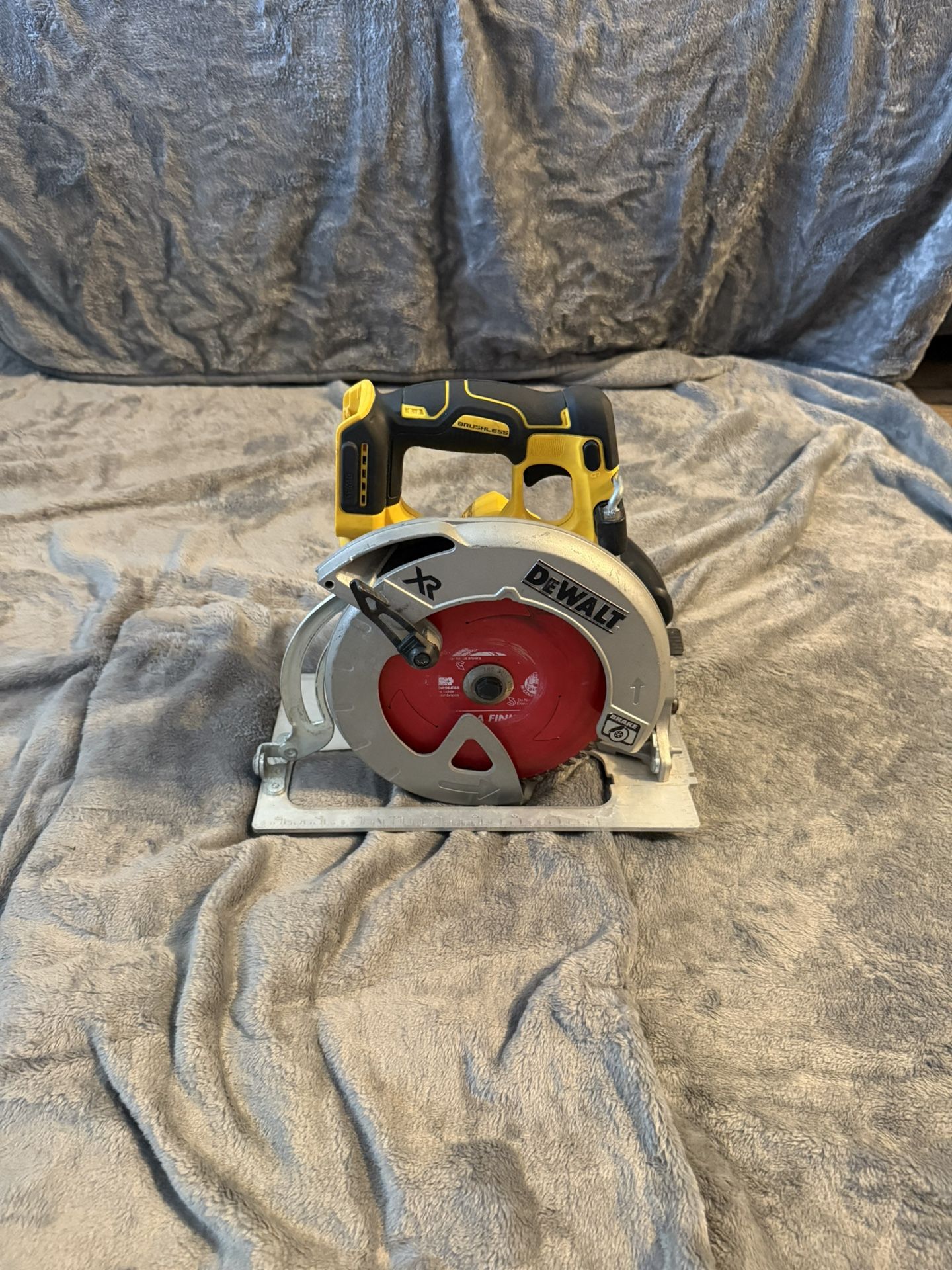 DEWALT 20V MAX XR Cordless Brushless 7-1/4 in. Circular Saw (Tool Only)