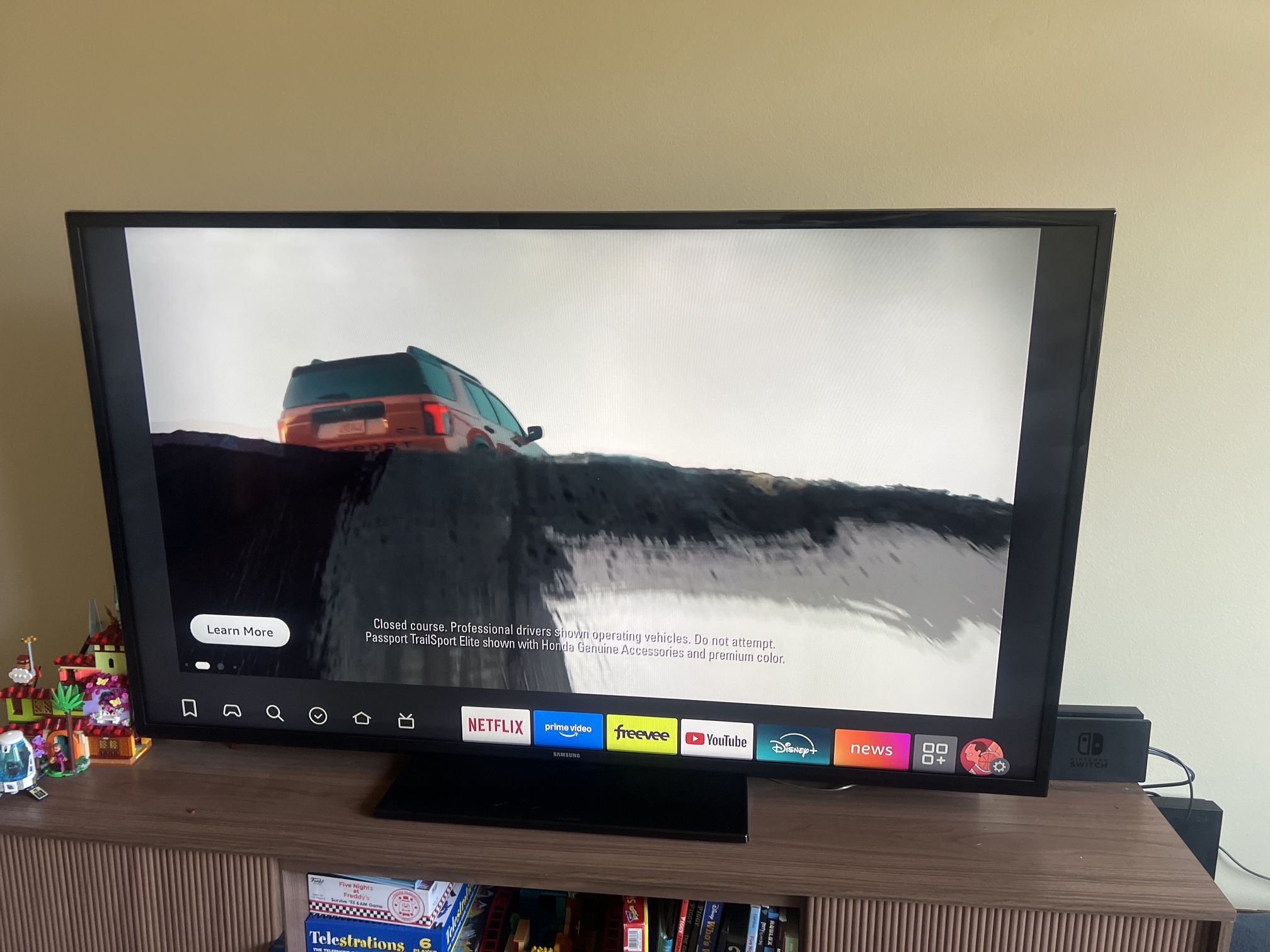 60” Samsung Tv W/ Sound Bar