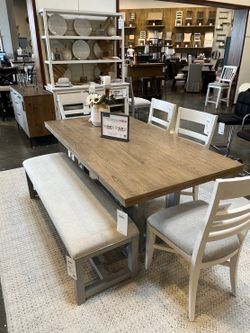 Beautiful Extension Dining Table Set - Excellent Condition!