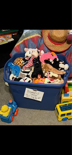 Lot of over 100 beanie babies