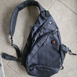 SWISSGEAR Black Men's Crossbody Adjustable Strap Bag for Travel and Hiking. Unisex