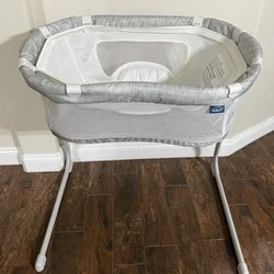 Brand New Halo Bassinet with Snuggle Attachment