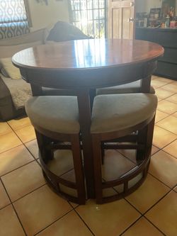 Round Pun Table with 4 Stools