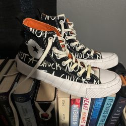 Like new chuck taylor converse high top black and white Size 5