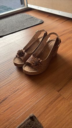 Never worn. Cutie 81/2 shoe