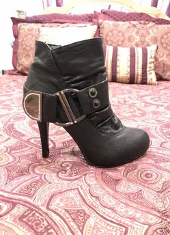 Size 6 booties-black