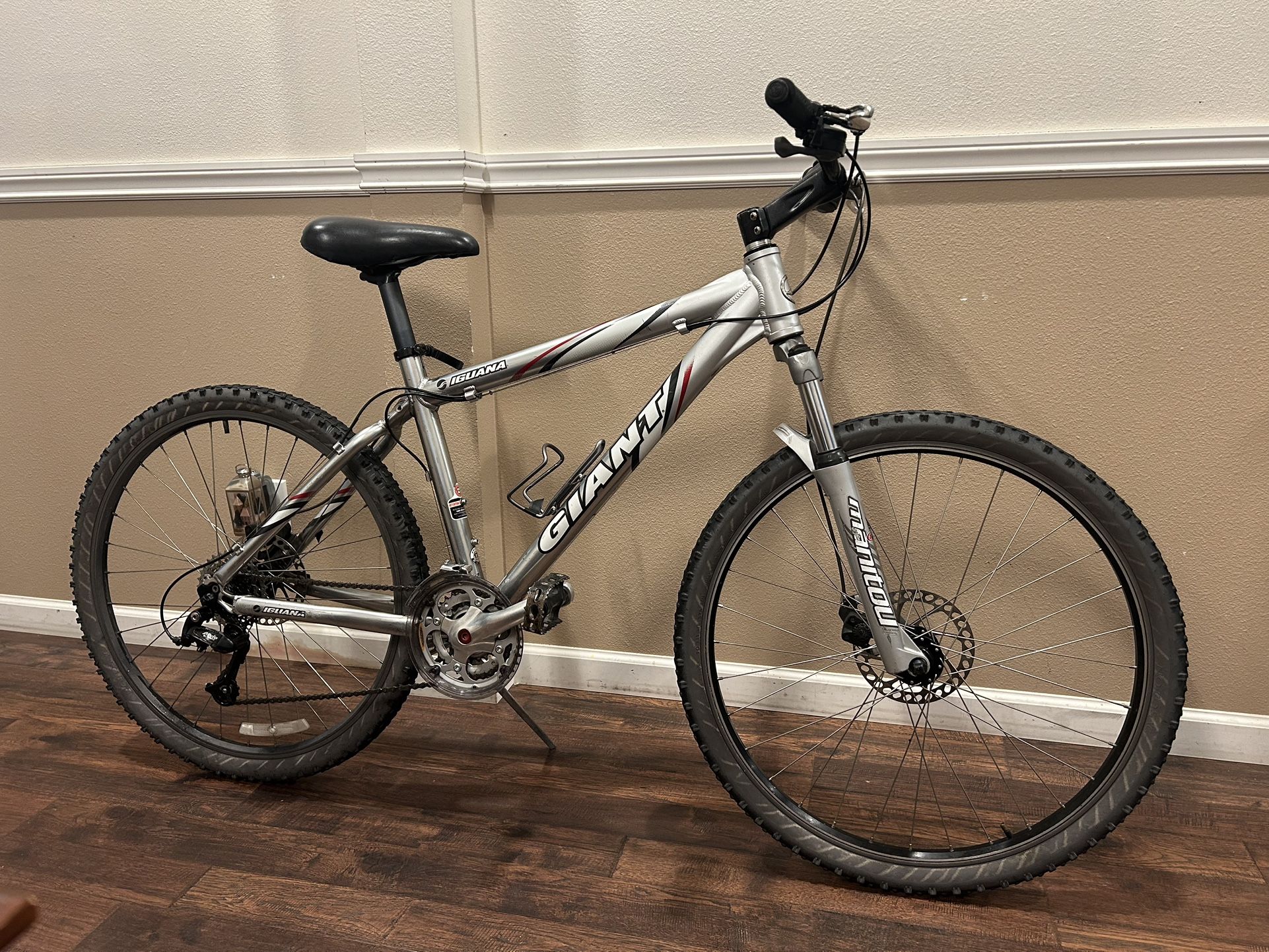 GIANT “Iguana” 17 In. 26 “ Good Tires Disc Brakes, 24 Speed Shimano, Nothing 2 Fix, 