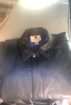 Beautiful and thick leather jacket size L $ 75. Obo